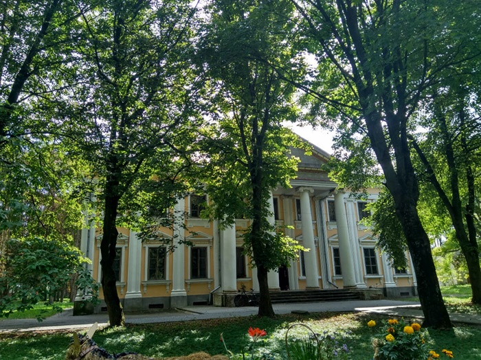 Збережена до наших днів палацова офіцина, куди стала вчащати Біла Пані