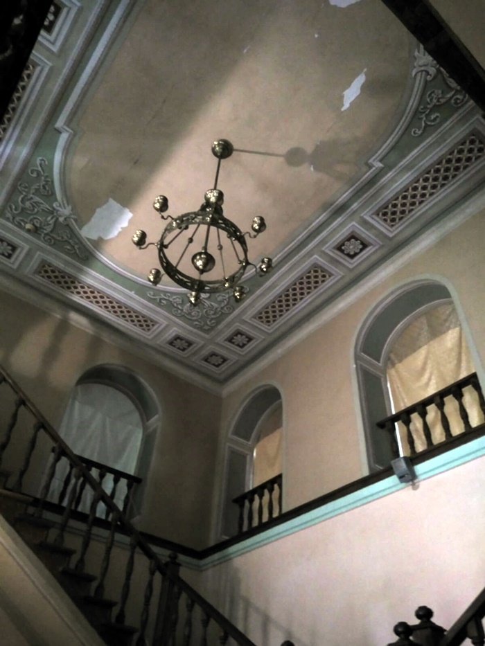 Кажуть, ці сходи інколи таємничо поскрипують, наче ними хтось іде