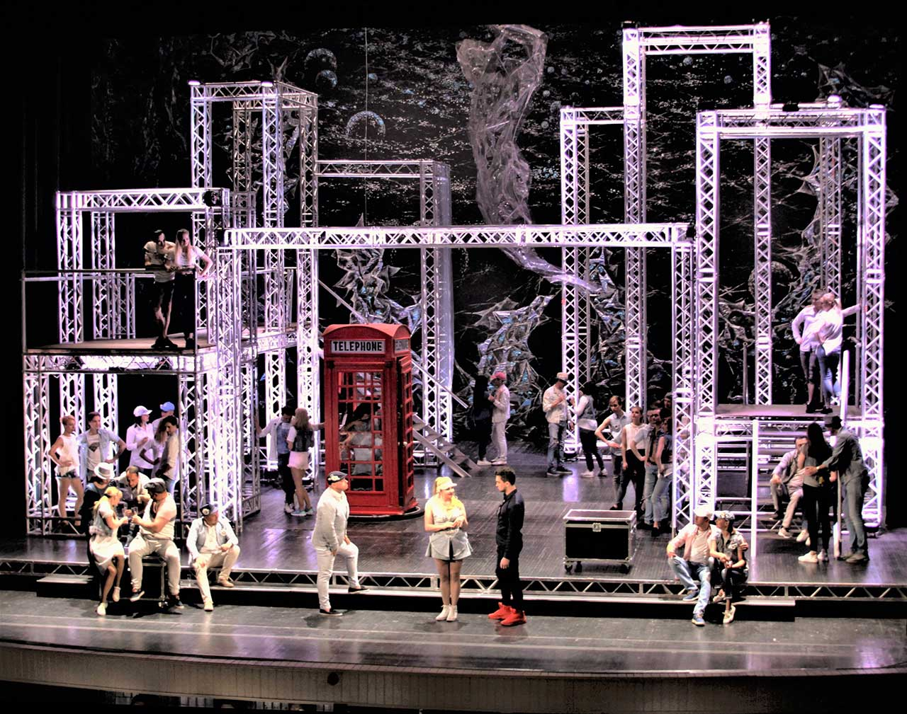 Єдина установка дозволяє суттєво урізноманітнювати конфігурації мізансцен. Світлив Юрій Ямаш.