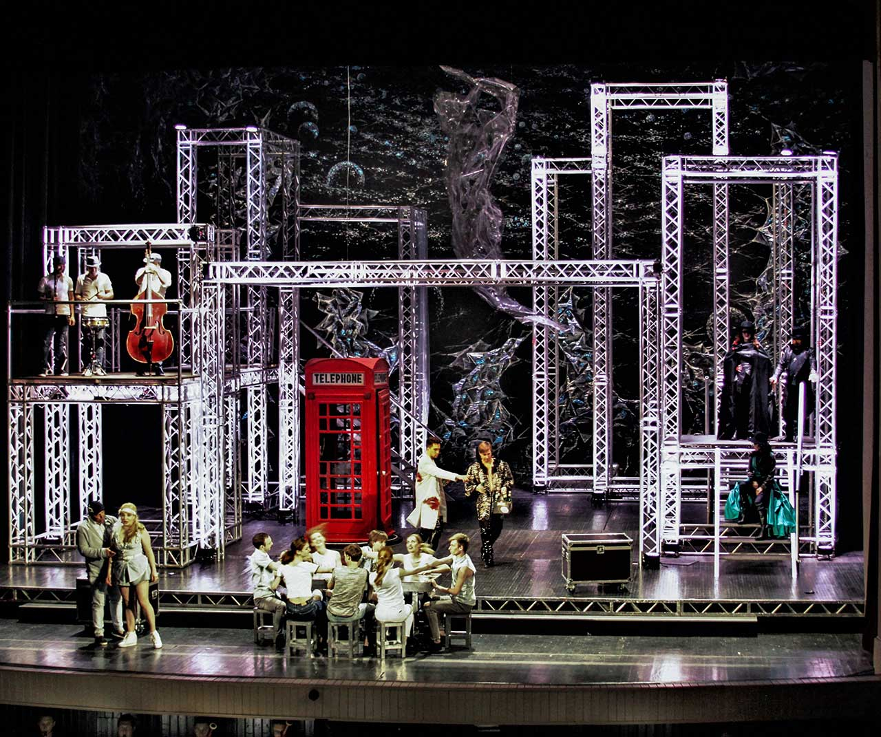 Геометрія конструкції утворює центральний додатковий портал. Світлив Юрій Ямаш.