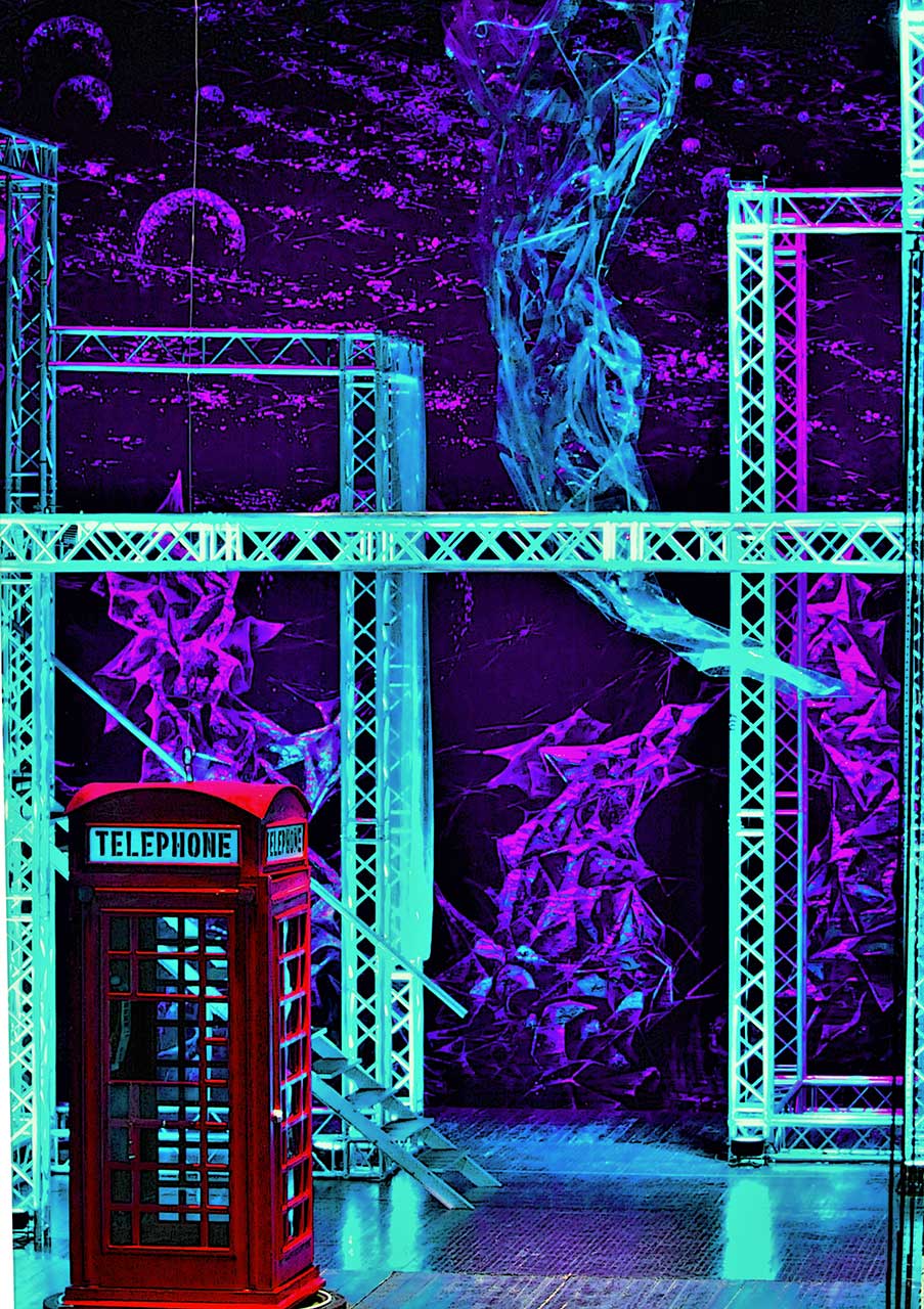 Прозора ефемерна постать Командора зависає над сценою. Світлив Юрій Ямаш.