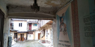 У Львові «декомунізували» популярний серед туристів радянський дворик. Фото: lviv.vgorode.ua