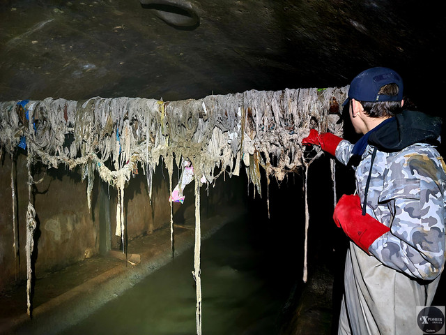 В дощ тут піднімається фото і всі ті труби буквально плавають в бруді. Фото кількома метрами нижче прориву