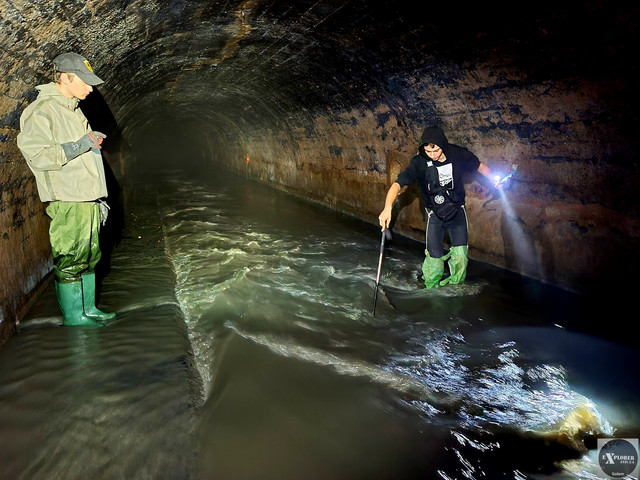 Забруднене дно Полтви. Мусимо переходити на інший берег
