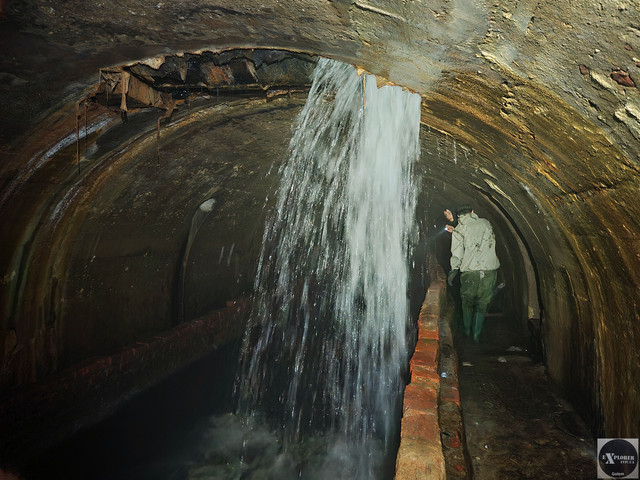 Хлеще і утворює цілий водопад