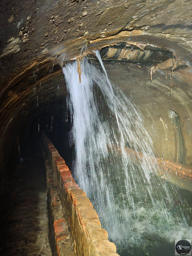 Дивує те що про цю втрату води ще ніхто не довідався. І взагалі що водопровід пустили через діючий колектор