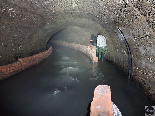 Ну і так на закуску фото з того ж району. Вода знесла частину цегляної стінки колектора. Ніхто нічого не ремонтує