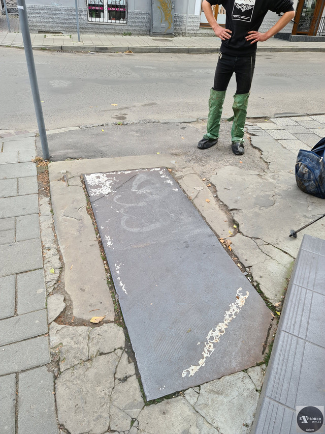 Заварений вхід у Полтву на вулиці Скельній. Під ним - аварійний прорив водопроводу