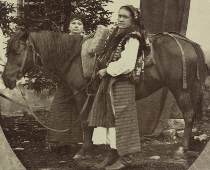 Жінки з конем, село Жаб’є - тепер Верховина на Івано-Франківщині Фото: oesta.gv.at