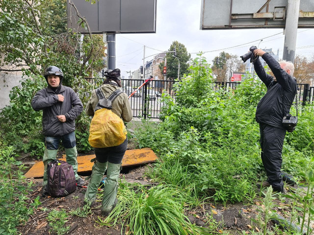 Разом з Гандзею та Олександром ведемо журналістів міжнародної інформаційної агенції Reuters в Полтву