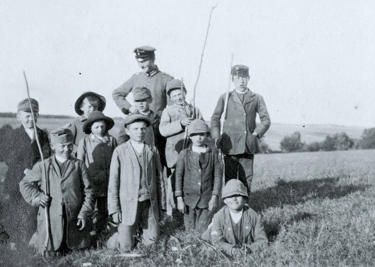 Діти та солдат австрійської армії, 1916 р.