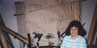 Оксана Риботицька біля ткацького станка