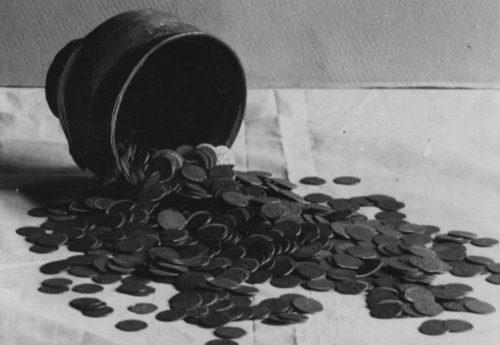 Скарб XVII ст. знайдений в Сокалі, фото 1939 р.