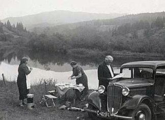 Туристи біля Синевира Фото: zakarpati.cz