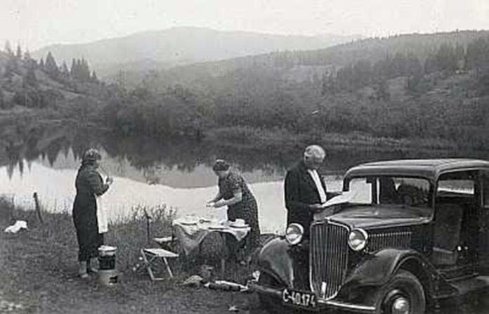 Туристи біля Синевира Фото: zakarpati.cz