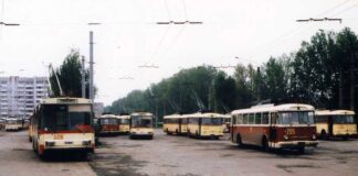 Тролейбуси «Skoda 9Tr» та «Skoda 14Tr» в тролейбусному депо Львова. Автор фото – Ааре Оландер. 1989 р.