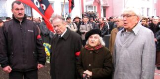 Під час відкриття пам’ятника головнокомандувачу УПА генералу Роману Шухевичу в селі Княгиничі на Івано-Франківщині, 13 листопада 2005 року. На фото: його син Юрій Шухевич (другий ліворуч) та колишні зв’язкові УПА Ольга Ільків і Любомир Полюга. У селі Княгиничах Роман Шухевич перебував із жовтня 1946-го по вересень 1947 року
