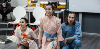 Сцена з вистави "Коли я була лисицею"