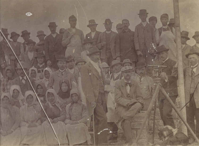 Робітники та інженери під час будівництва залізниці Самбір-Сянки на фото 1905 р.