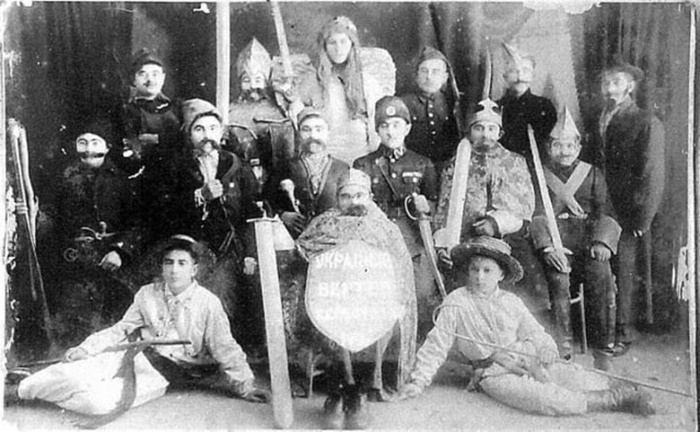 Український вертеп, Берестечко, 1930-ті роки. На фото в основному жителі вулиці Богдана Хмельницького (колишня Низька). Більшість з них перебували в ОУН, а потім в УПА. Джерело фото: Олег Дергай.