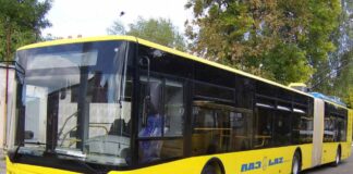 Двосекційний зічленований тролейбус ЛАЗ Е301 для Києва під час обкатки у Львові. Автор фото – Володимир Саванчук. 2008 р.