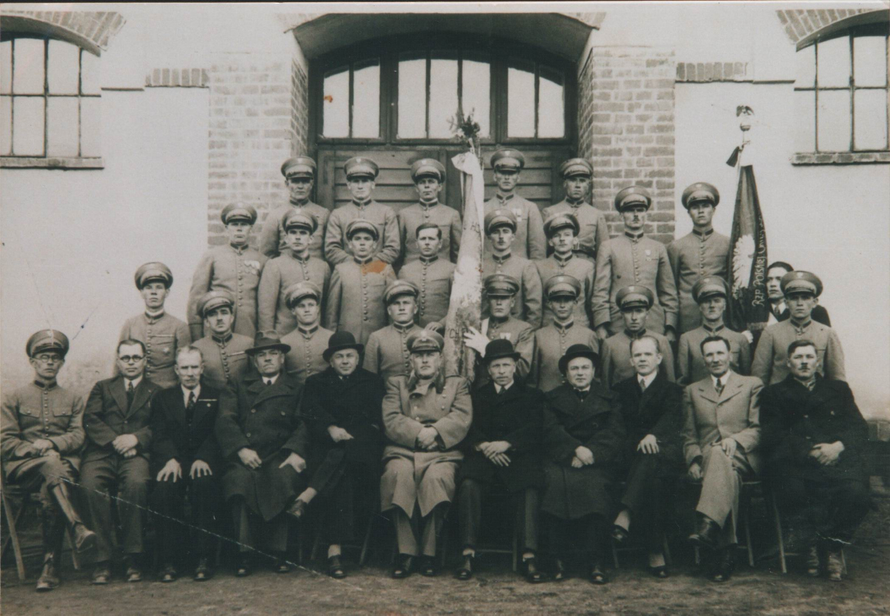 Працівники племстанції (Państwowe Stado Ogierów, PSO) у Судовій Вишні та почесні гості. Посередині – керівник PSO Казимир Кулаковський, зліва – бурмістр Володимир Пейгерт, справа – дідич Судової Вишні Криштоф Марс.