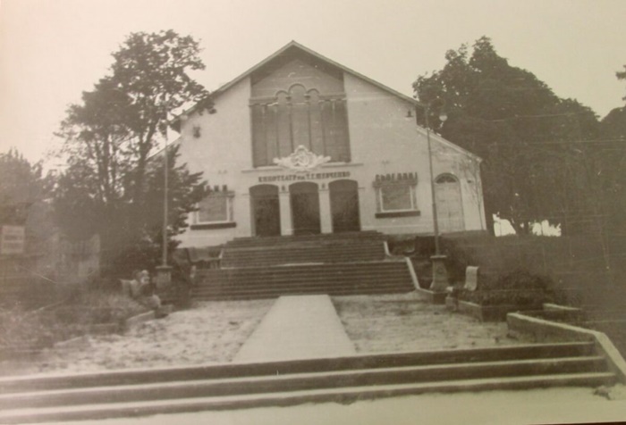 Червень 1955 року. Ліворуч ще видно захаращений куточок парку, відділений парканом. Цікаво, що вивіска “Кинотеатр им. Т.Г. Шевченко” російською мовою, а афіші “Сьогодні” і “Днями” – українською