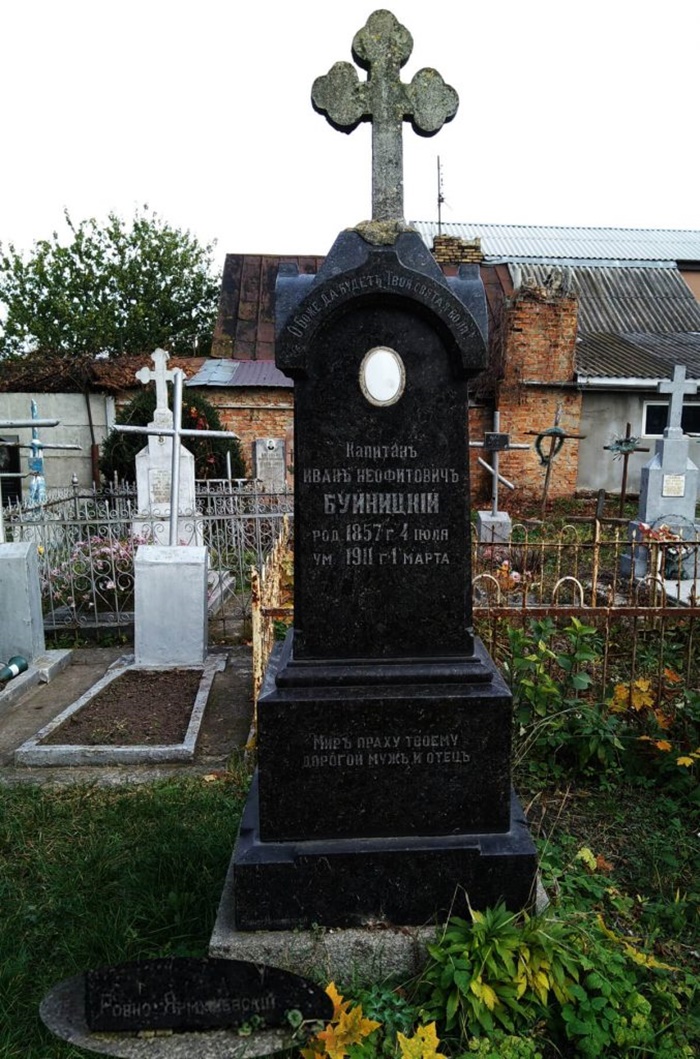 У лівому нижньому кутку гранітного постаменту видно клеймо майстерні Ярмушевського