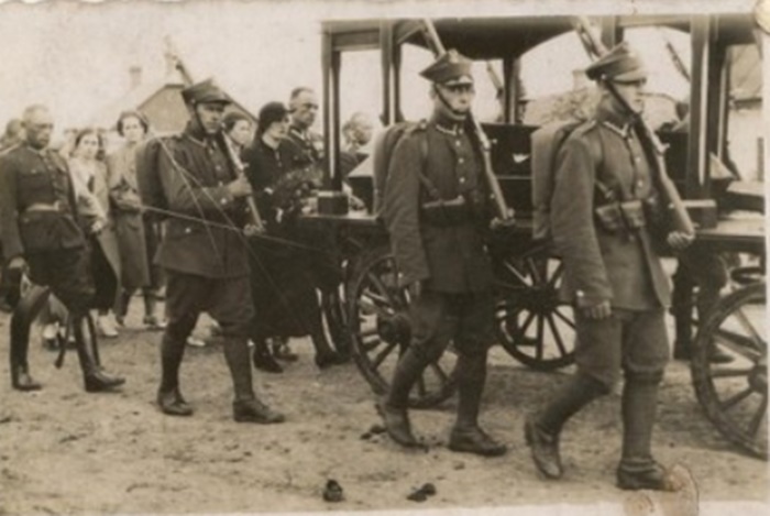 Поховальна процесія у супроводі військового почту 