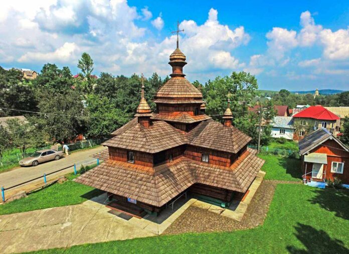 Церква Успіння Богородиці (1739 р.) у с. Гвізд. Світлину взято з texty.org.ua