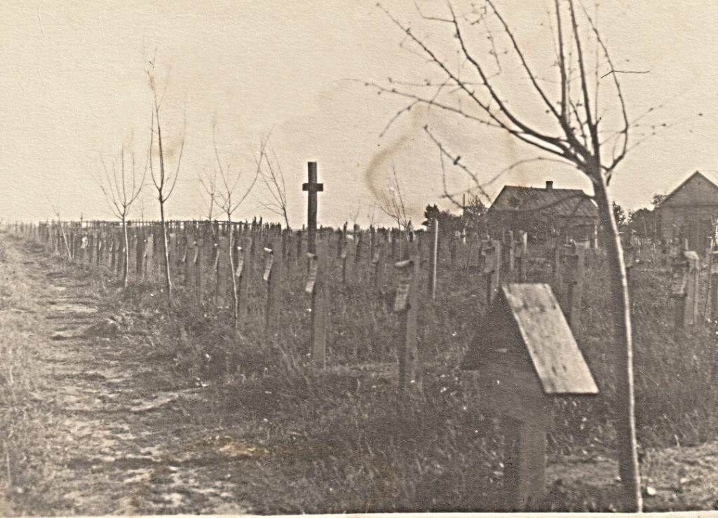 Поховання радянських вояків, що померли в рівненських госпіталях. Фото кінця 1940-х. Фотофонд РОКМ 