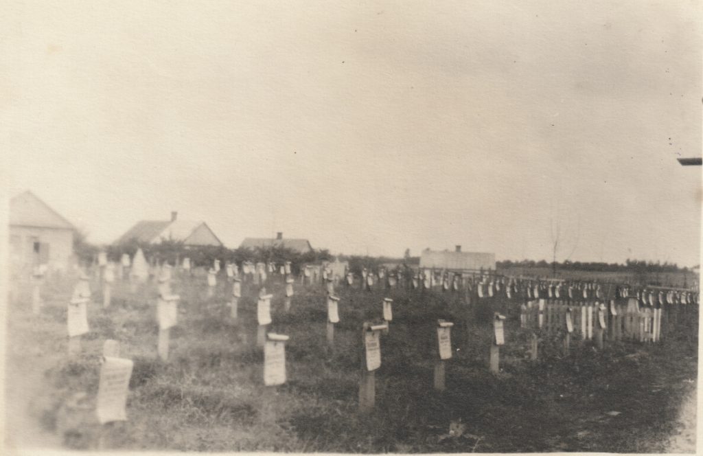 Могили померлих у госпіталях (вид з іншого ракурсу). Фотофонд РОКМ 