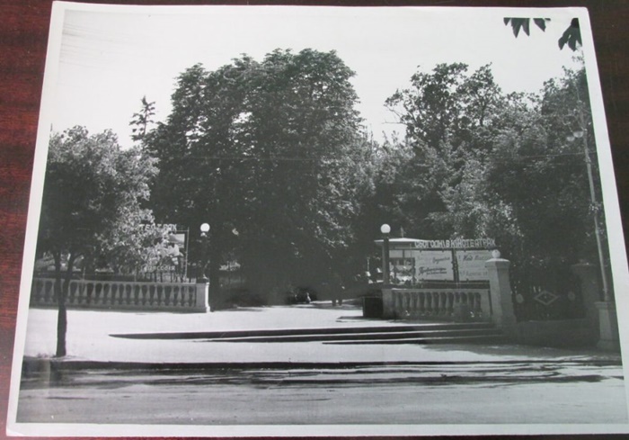 А так цей же вхід виглядав улітку