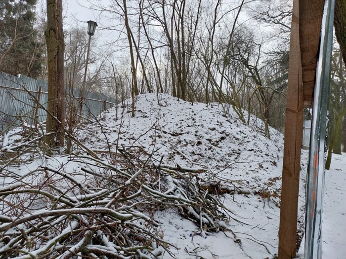 Цю купу залишків вінчає дивом вцілілий старий ліхтар