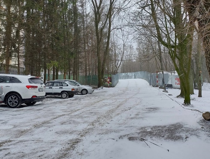 Колись мальовничий вхід тепер виглядає так