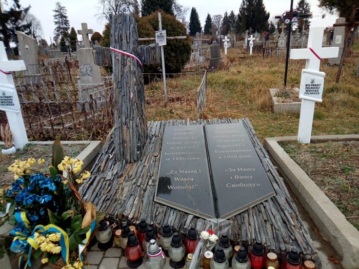Пам’ятний знак на масовому похованні польських вояків на Дубенському цвинтарі 