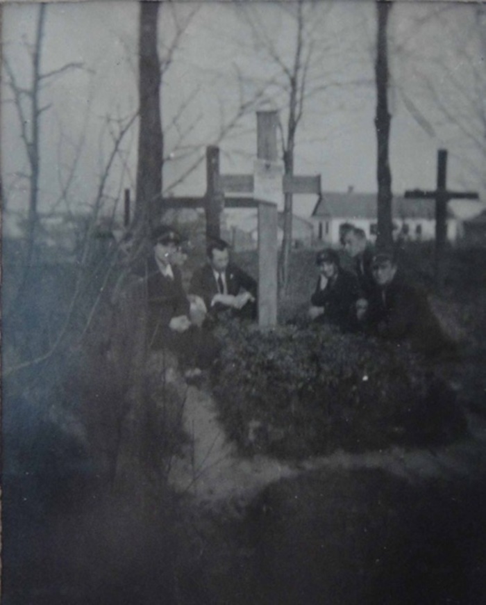 Гімназисти Рівненської Української гімназії на могилі отамана Василя Тютюнника