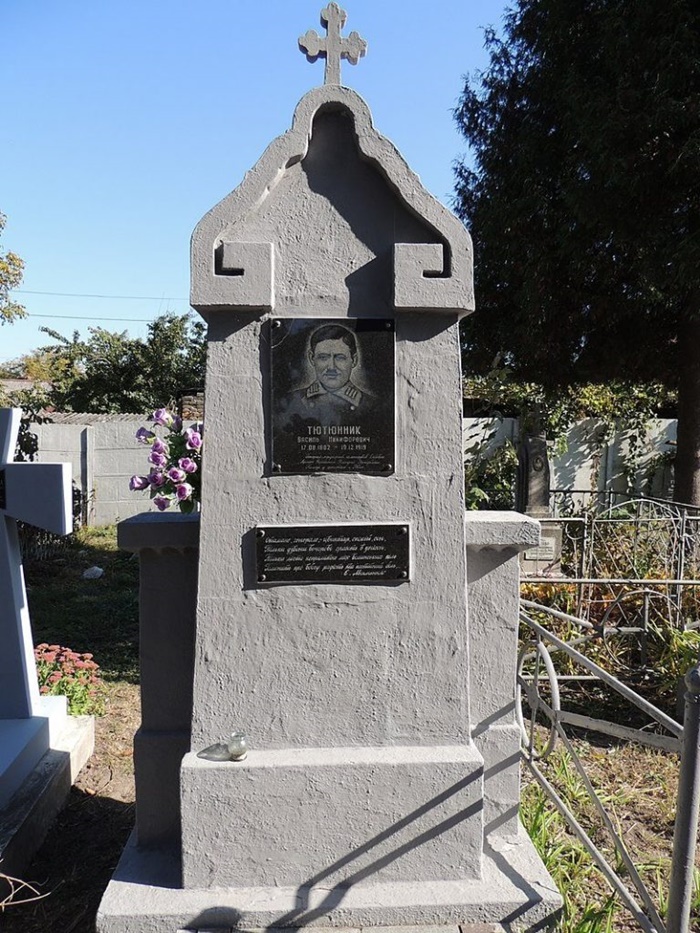 Пам’ятник на могилі Василя Тютюнника