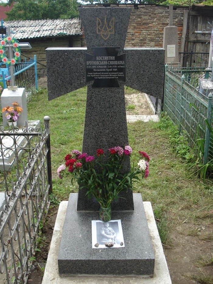 Хрест Петлюри на могилі Вротновського-Сивошапки