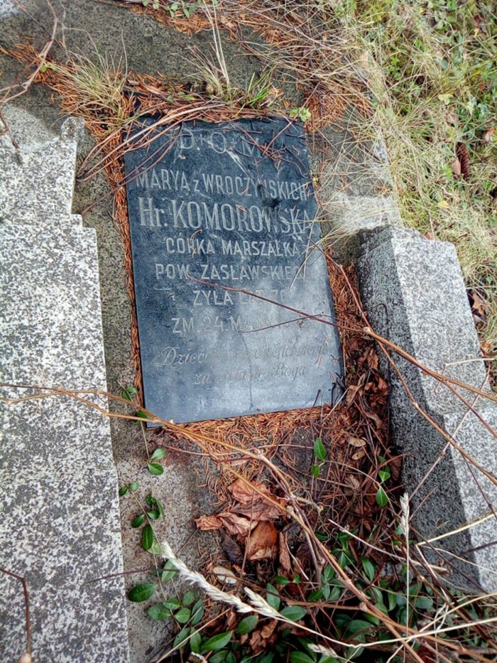 Верхня частина надгробного постамента впала, але напис читається