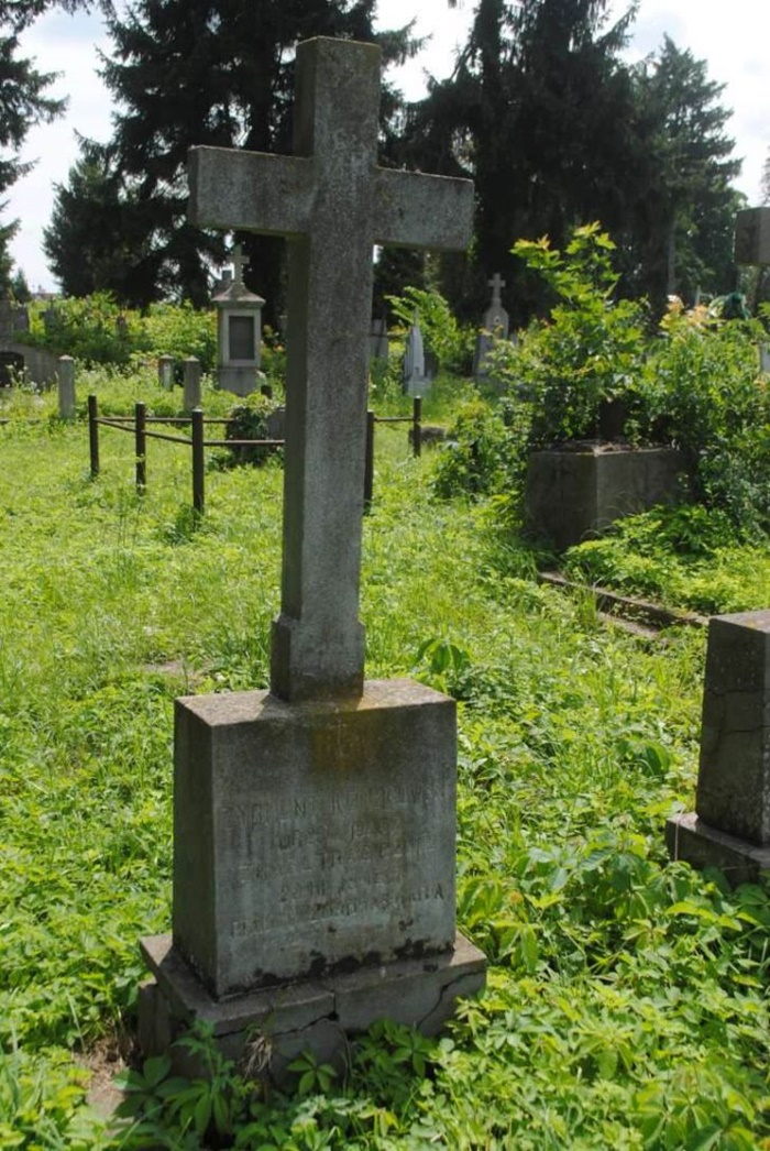 На надгробку викарбувано, що тут покоїться Зигмунд Коморовський, що трагічно загинув у 1943 році