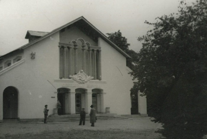 Добудований, але ще не зданий кінотеатр у парку