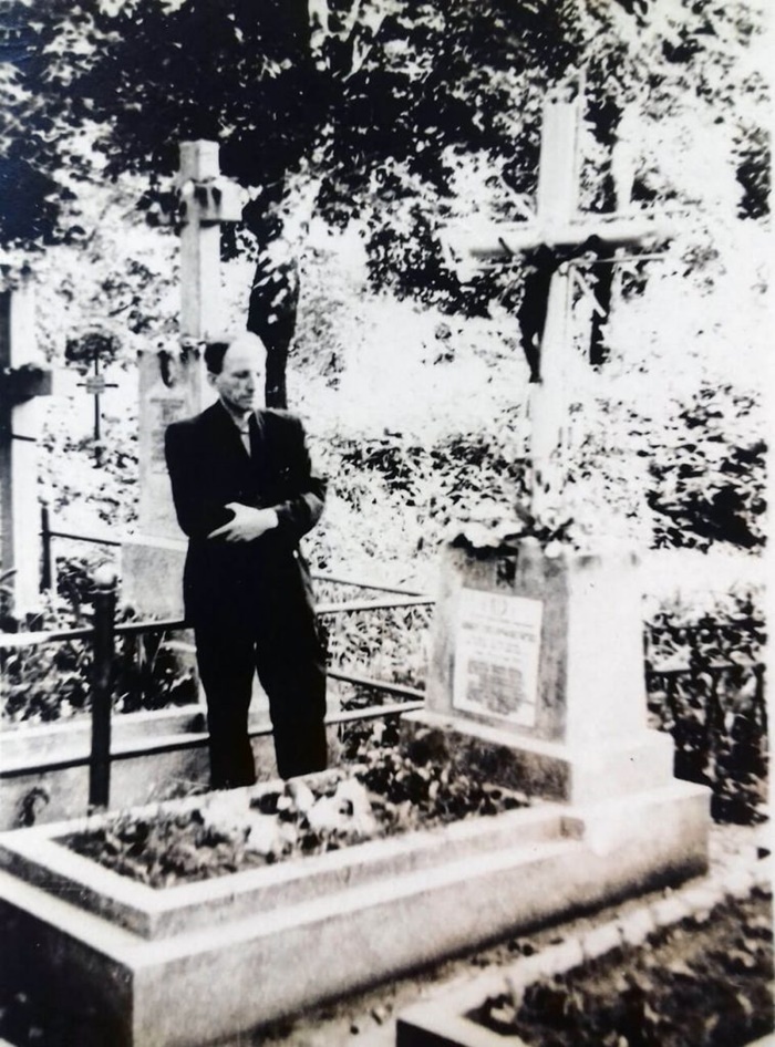 Отець Серафим біля могили Ханечки