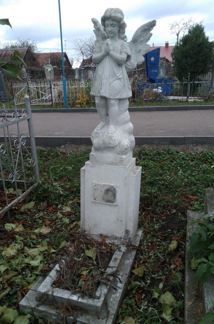 Янгол на дитячій могилці, але прочитати, кому належить поховання неможливо 