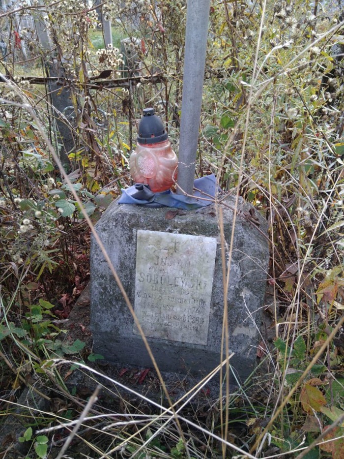 Тут упокоївся січневий повстанець Юліан Соболєвський. Поруч з ним така ж могила його дружини. Хто він за професією, де і як мешкав у Рівному, можливо чимось особливим запам’ятався, невідомо… 