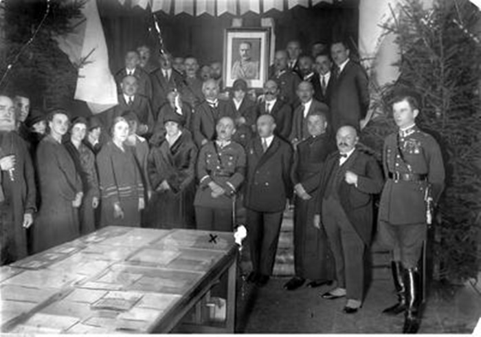 Ксьондз Сиревіч (третій праворуч) на відкритті виставки меморіальних речей польських легіонерів у Рівному Він відомий своїми добрими справами, зокрема долучився до відкриття та подальшої душпастирської опіки сиротинця на Цегельні. А в роки Другої світової допомагав рятувати євреїв, за що потрапив до гестапо, поневірявся по в’язницях і концентраційних таборах. Зазнав переслідувань і від радянської влади в повоєнні роки.