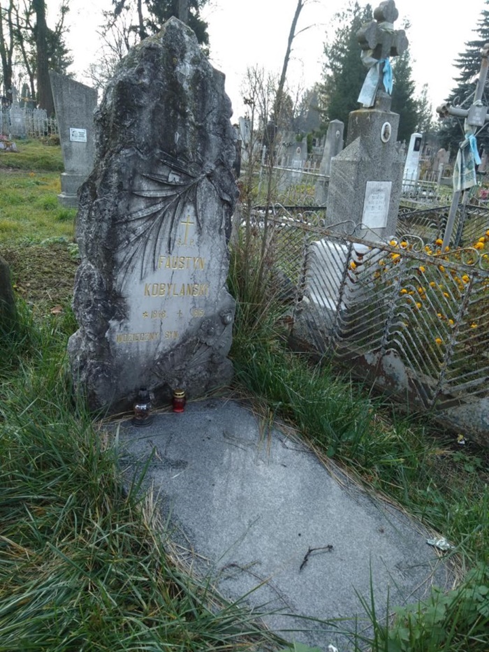 Серед багатьох так званих типових надгробків декотрі вирізняються цікавим вирішенням 