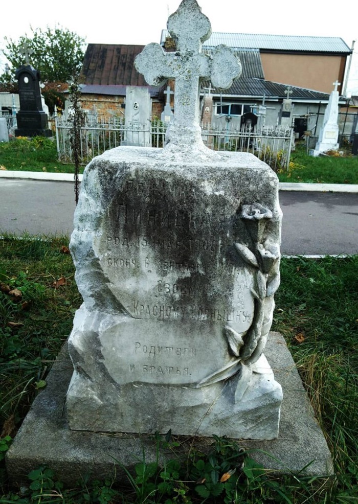 Дитячий надгробок. “Лєночка Лініцкая род. 15 мая 1908, скончалась 6 сєнтября 1908 ( чи 1909 нерозбірливо). Нашему красному солнишку – родітєлі і братья” – гласить напис 