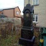 Надмогильний пам’ятник полковнику Юдіну. Цвинтар просто під вікнами житлового будинку