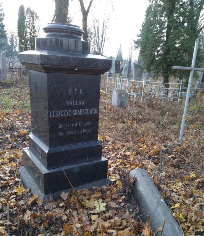 А цей поруйнований гранітний пам’ятник виготовлено житомирським скульптором Генриком Олешкевичем 